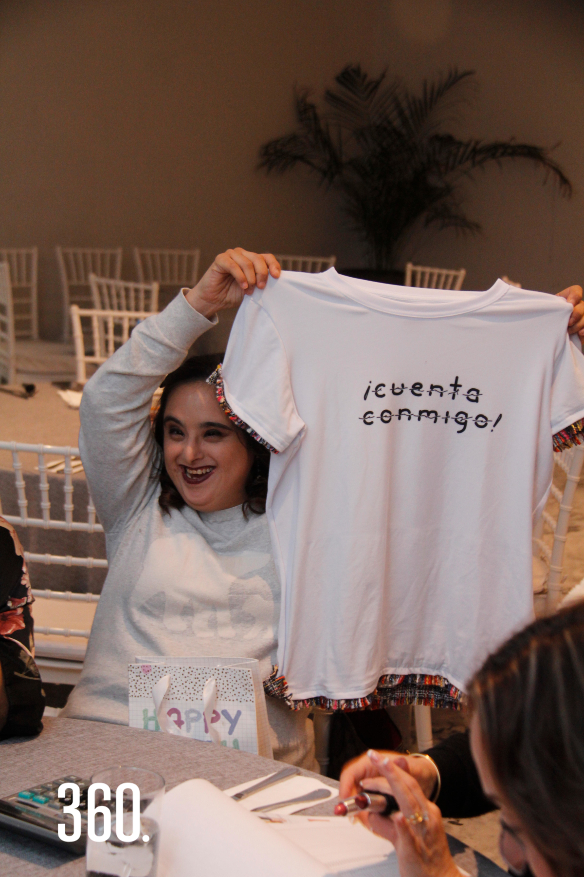 Ana Cecilia de la Peña muy contenta muestra la blusa que le regalo Gina Lara.