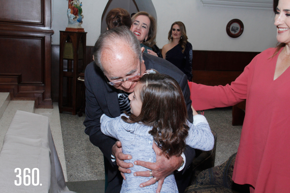 Héctor Miguel Cárdenas recibe el abrazo de su nieta Mariel López Cárdenas.