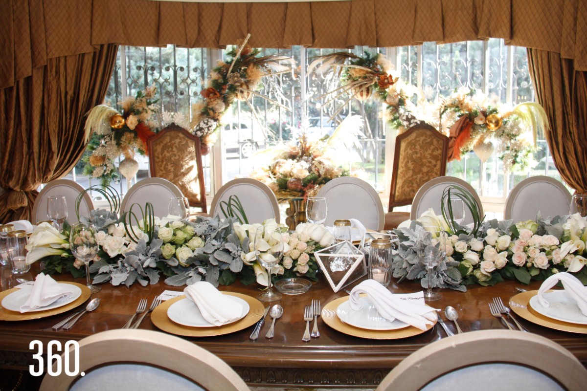 Los arreglos florales de las mesas los hizo el diseñador Joel Huerta.