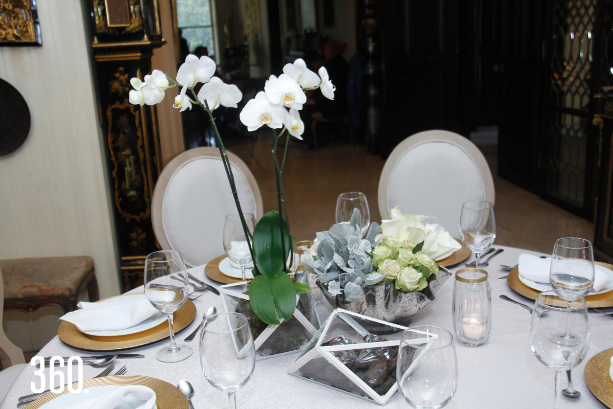 Los arreglos florales de las mesas los hizo el diseñador Joel Huerta.