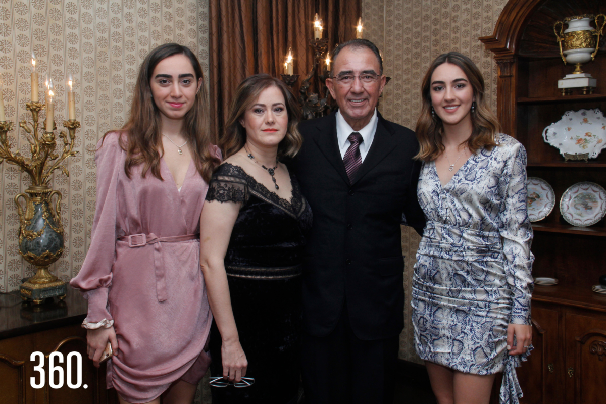 Ana Lucía Garza y Ricardo Cárdenas con sus hijas Maruxina y Sofía Inés.