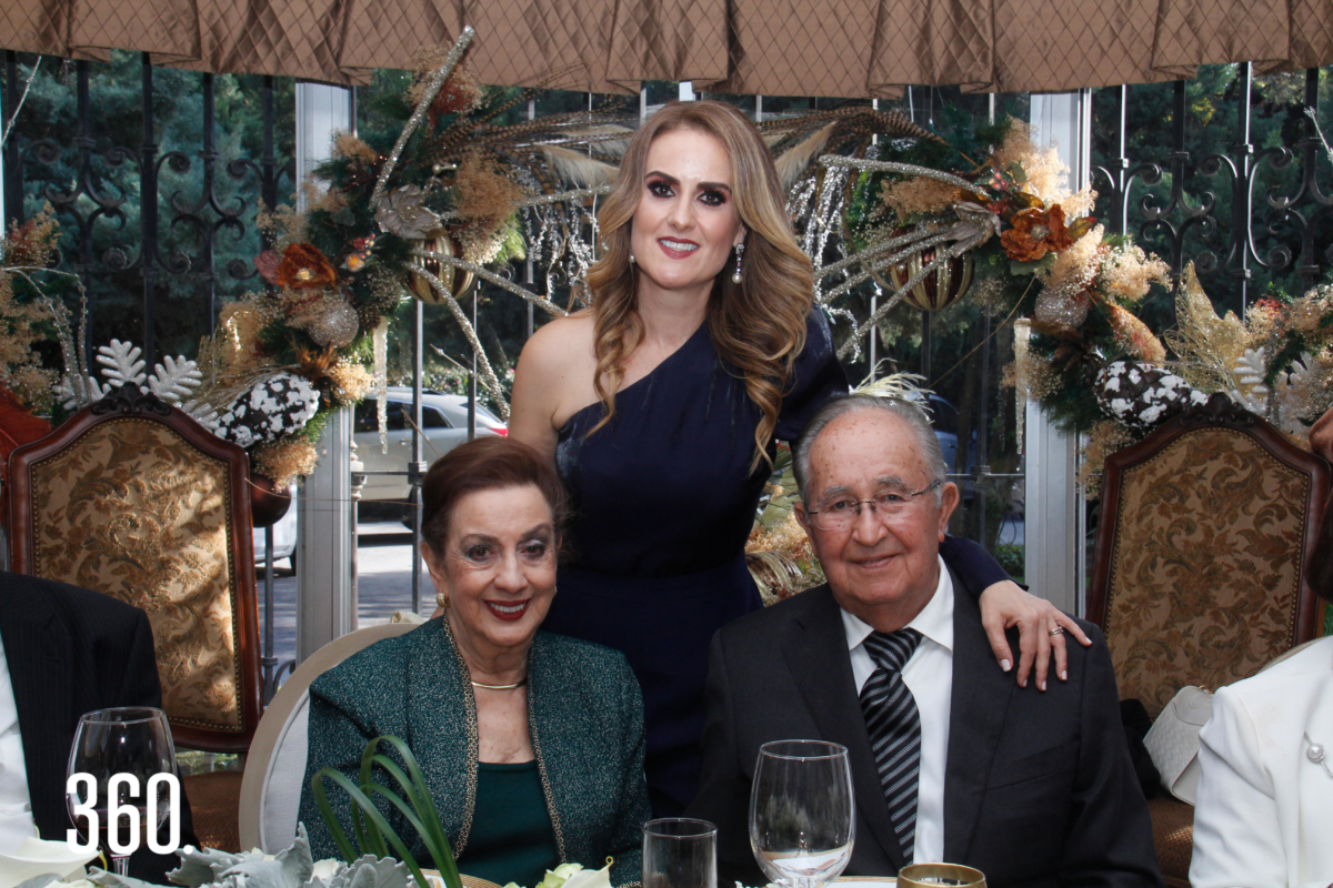 Dolores Cárdenas con sus padres Minis Aguirre y Héctor Miguel Cardenas.