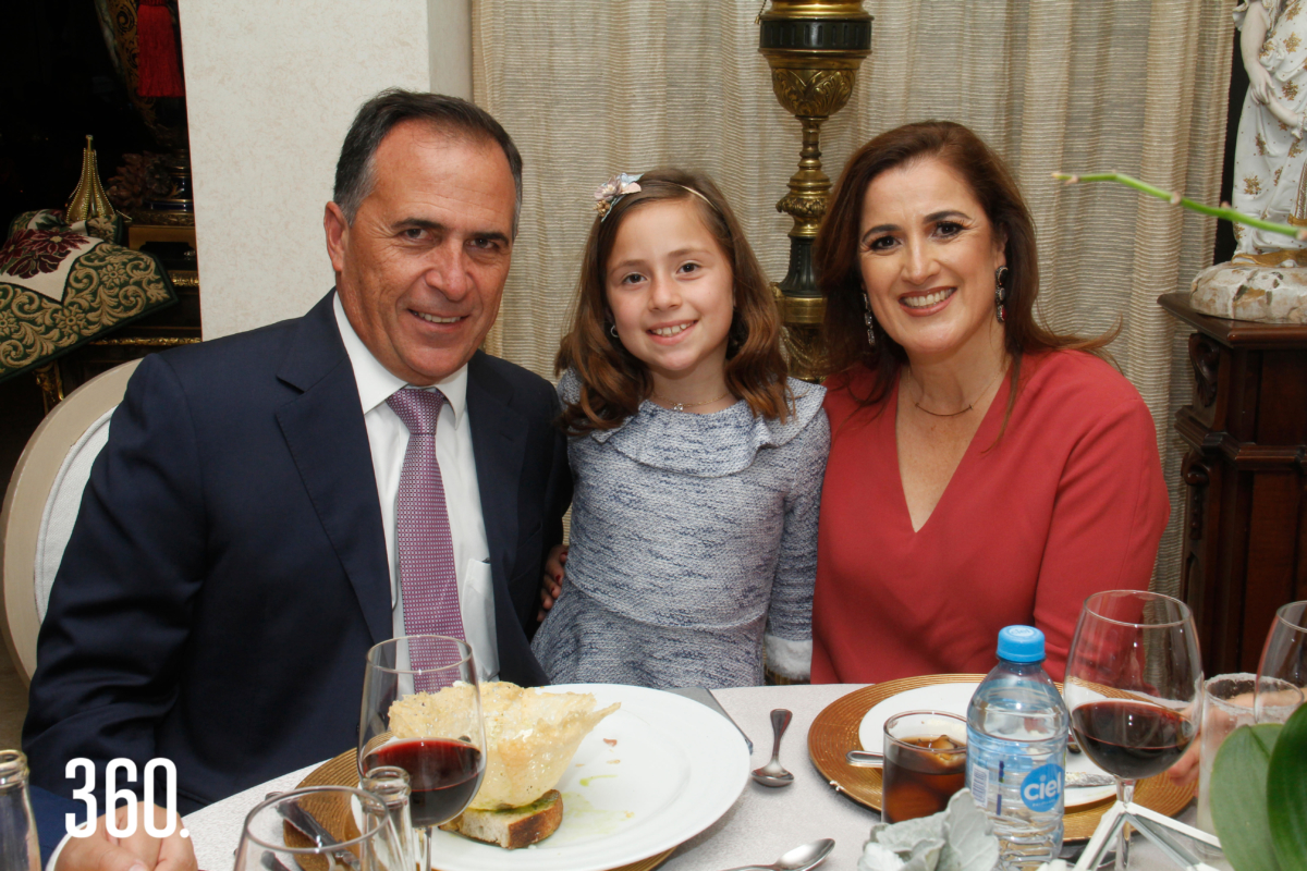 Rodolfo López y Claudia Cárdenas con su hija Mariela.