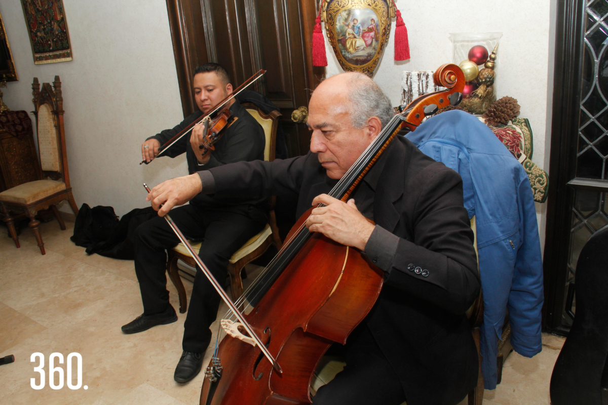 Un dueto de violinistas toco durante el evento.