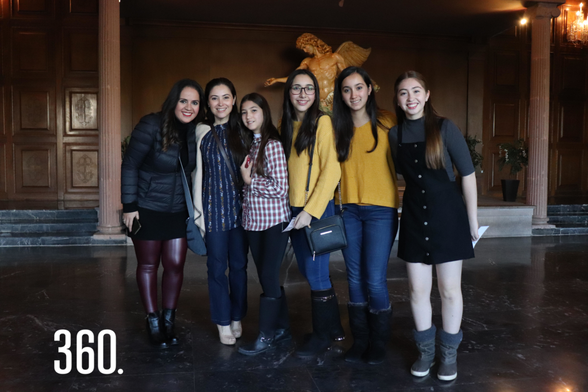 Cinthya Zubieta, Paola Neira, Fernanda Martínez, Camila Sánchez, Lorena Faz y Paulina Martínez.