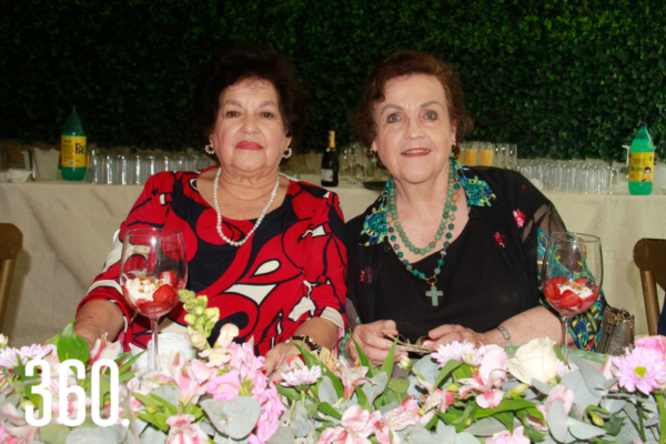 Marcia Santos y María Esther de Valle.